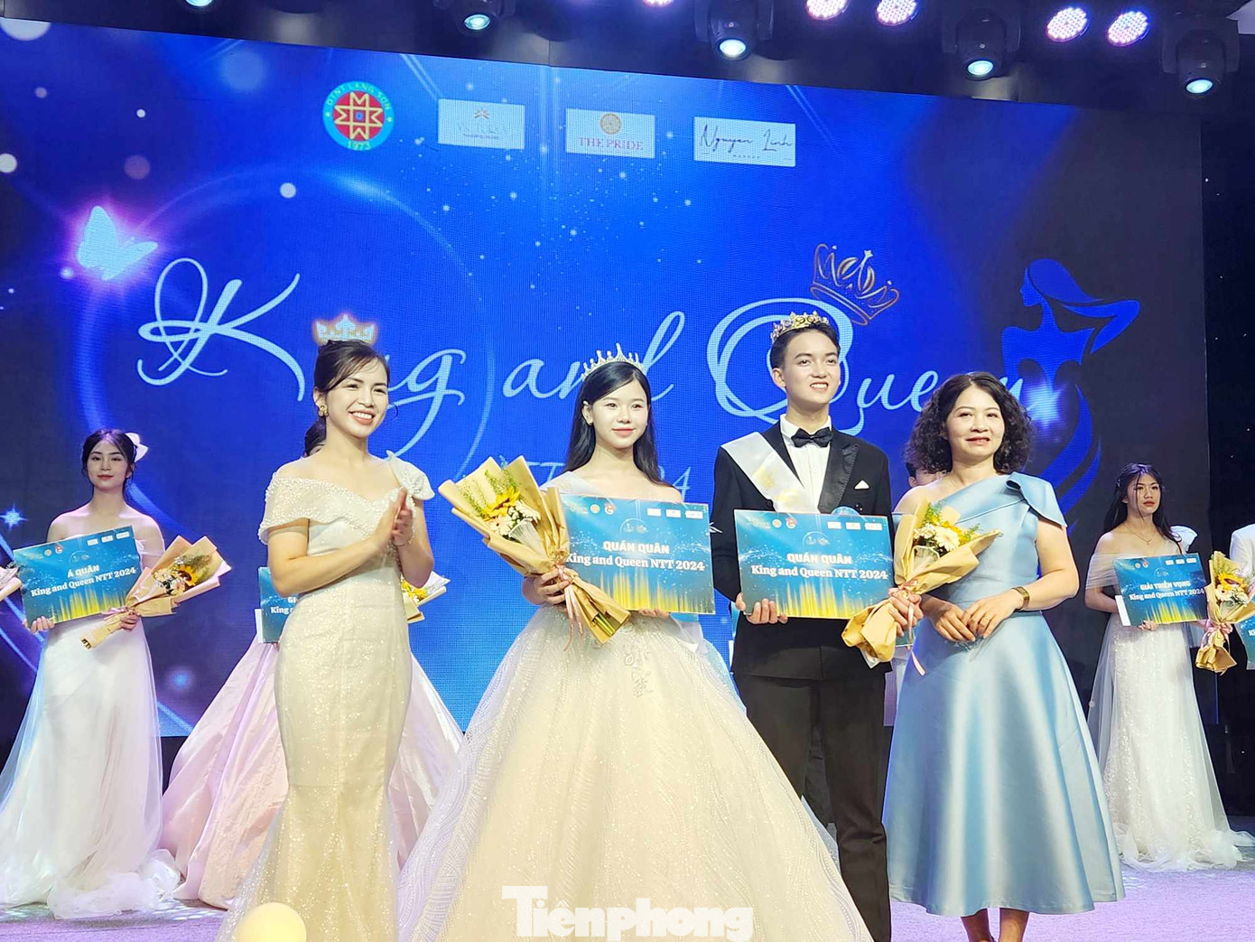 Thí sinh Đinh Ngọc Diệu Linh (lớp 11C2) và Lý Thành Long (lớp 11A1) đoạt giải Quán quân. Ảnh: Duy Chiến Thí sinh Đinh Ngọc Diệu Linh (lớp 11C2) và Lý Thành Long (lớp 11A1) đoạt giải Quán quân. Ảnh: Duy Chiến