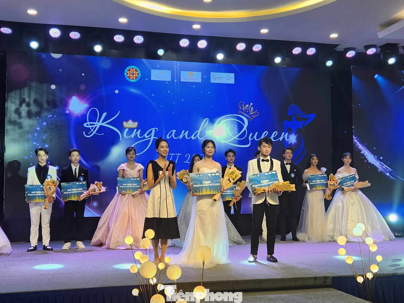 Trao giải Á quân cuộc thi. Ảnh: Duy Chiến Trao giải Á quân cuộc thi. Ảnh: Duy Chiến