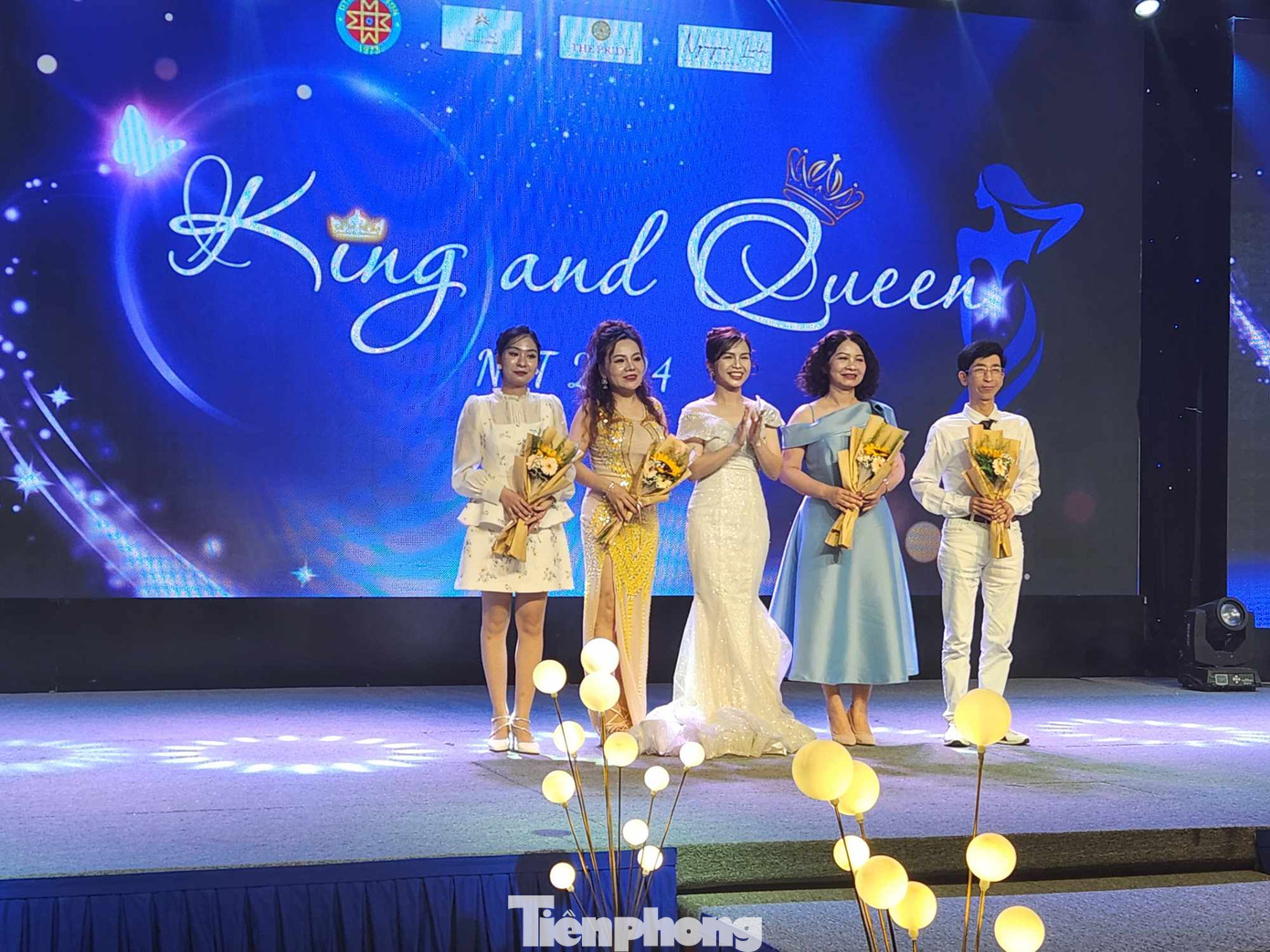 Ban tổ chức tặng hoa tri ân Ban Giám khảo đã làm việc công tâm, khách quan, chính xác làm nên cuộc thi thành công rực rỡ. Ảnh: Duy Chiến Ban tổ chức tặng hoa tri ân Ban Giám khảo đã làm việc công tâm, khách quan, chính xác làm nên cuộc thi thành công rực rỡ. Ảnh: Duy Chiến