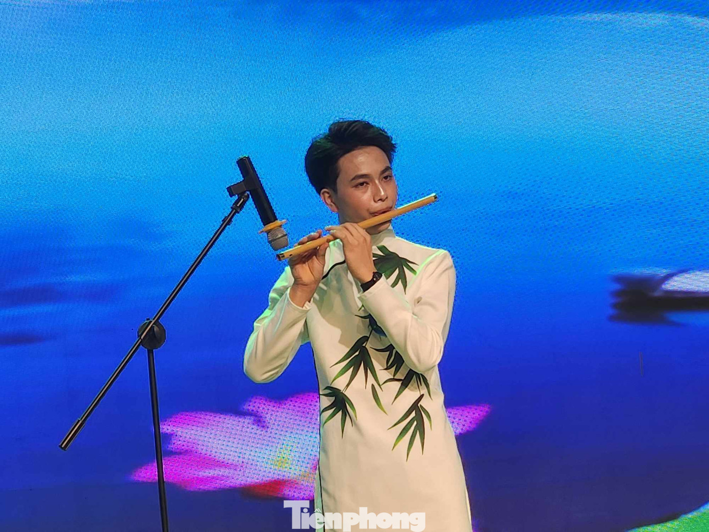 Tiếng sáo trúc điêu luyện. Tiếng sáo trúc điêu luyện.