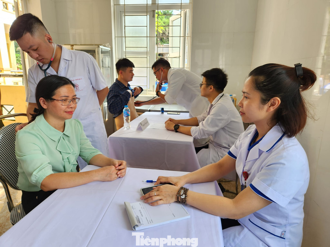 Khám bệnh, phát thuốc miễn phí cho người dân. Ảnh: Duy Chiến