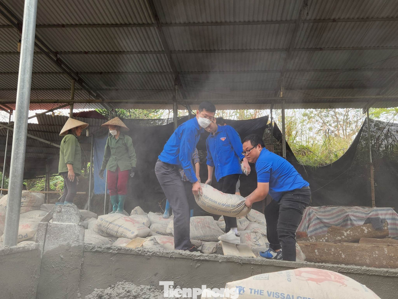 Thanh niên địa phương tham gia vận chuyển vật liệu xây dựng nông thôn mới. Ảnh: Duy Chiến Thanh niên địa phương tham gia vận chuyển vật liệu xây dựng nông thôn mới. Ảnh: Duy Chiến