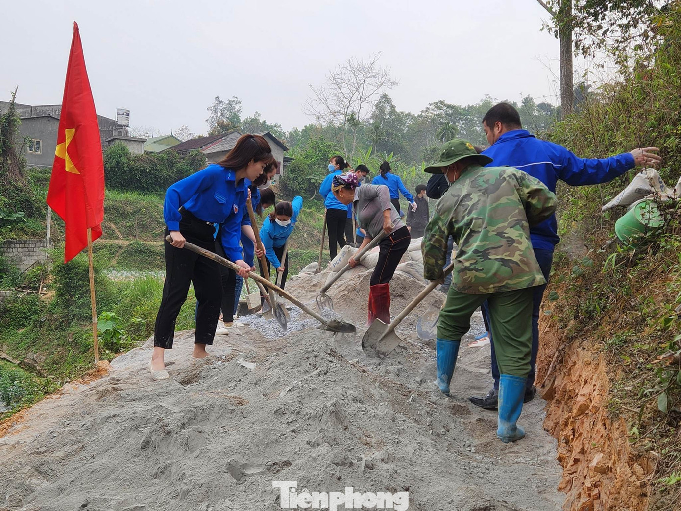 Làm đường bê tông liên thôn Làm đường bê tông liên thôn