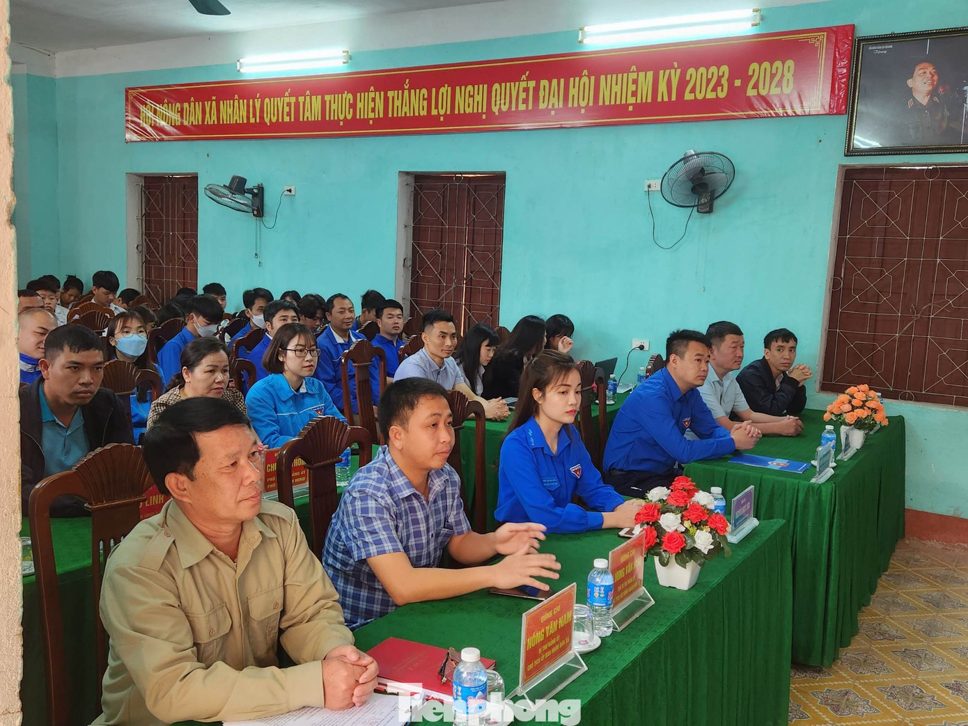 Hàng trăm thanh niên và người dân địa phương hào hứng tham gia chương trình. Hàng trăm thanh niên và người dân địa phương hào hứng tham gia chương trình.