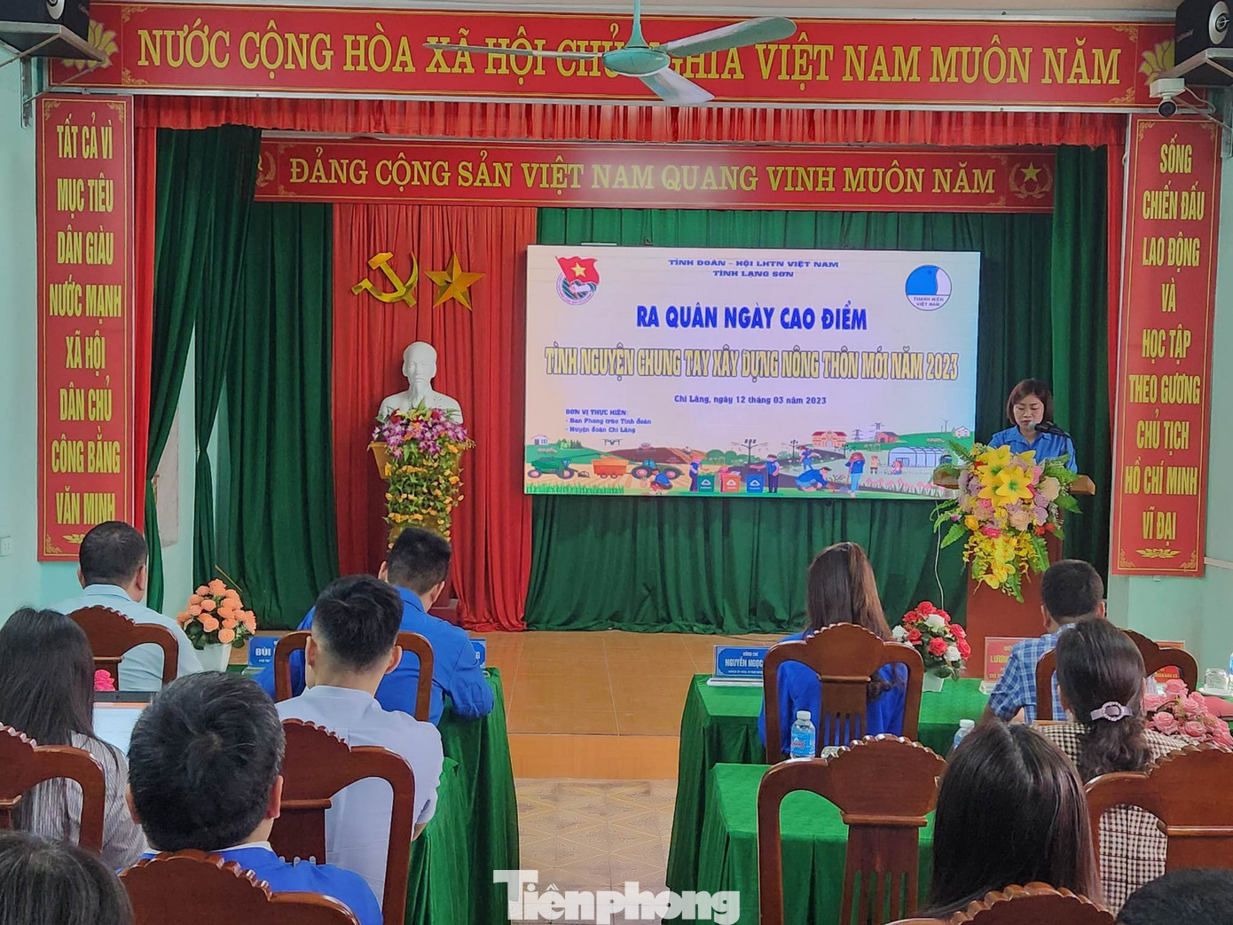 Thanh niên quyết tâm chung tay xây dựng nông thôn mới. Thanh niên quyết tâm chung tay xây dựng nông thôn mới.