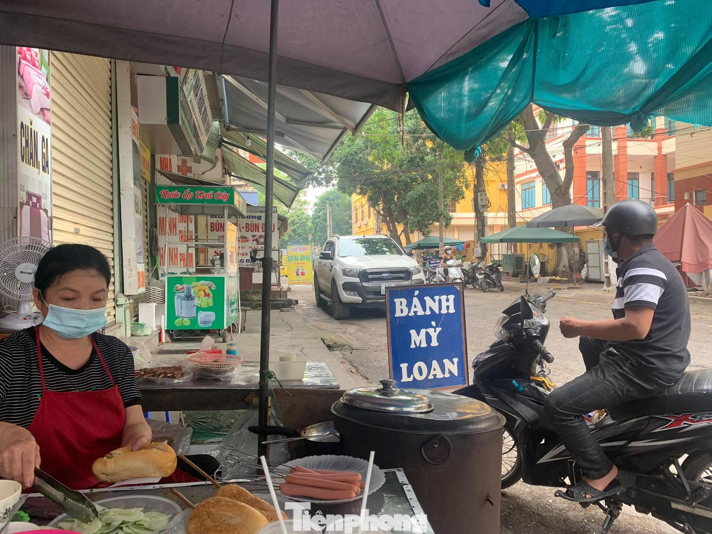 Một số hàng ăn sáng không bán hàng hoặc chỉ bán cho khách mang về. - Ảnh: Duy Chiến