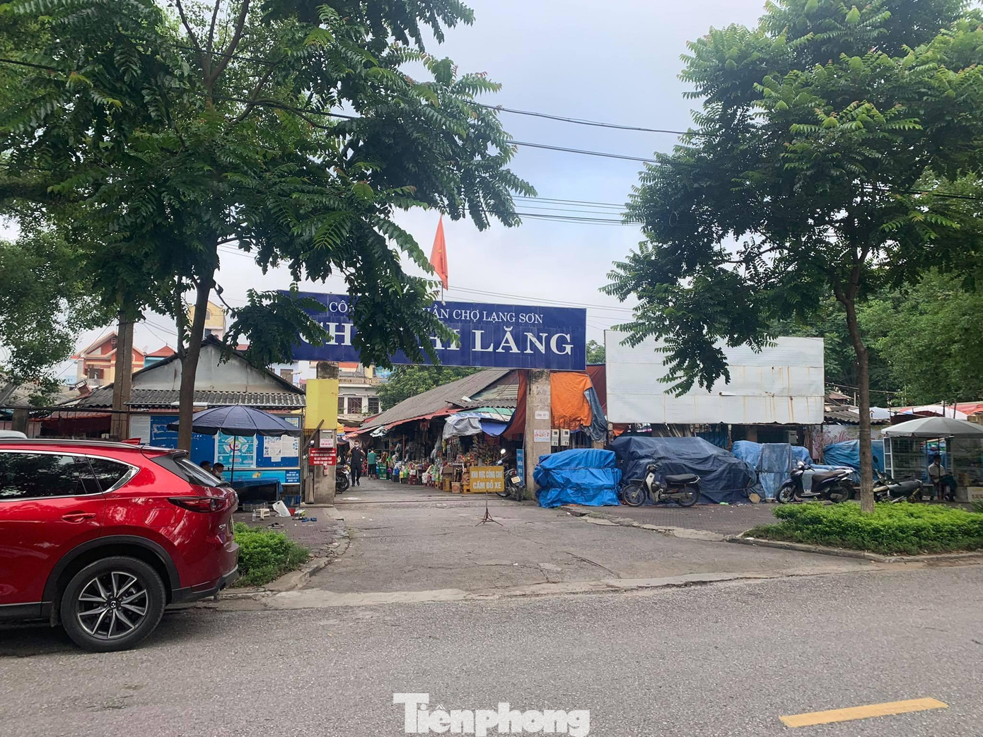 Chợ đầu mối Chi Lăng nằm ở trung tâm thành phố Lạng Sơn, sáng 29/7, trở nên vắng vẻ so với các ngày trước đây. - Ảnh: Duy Chiến