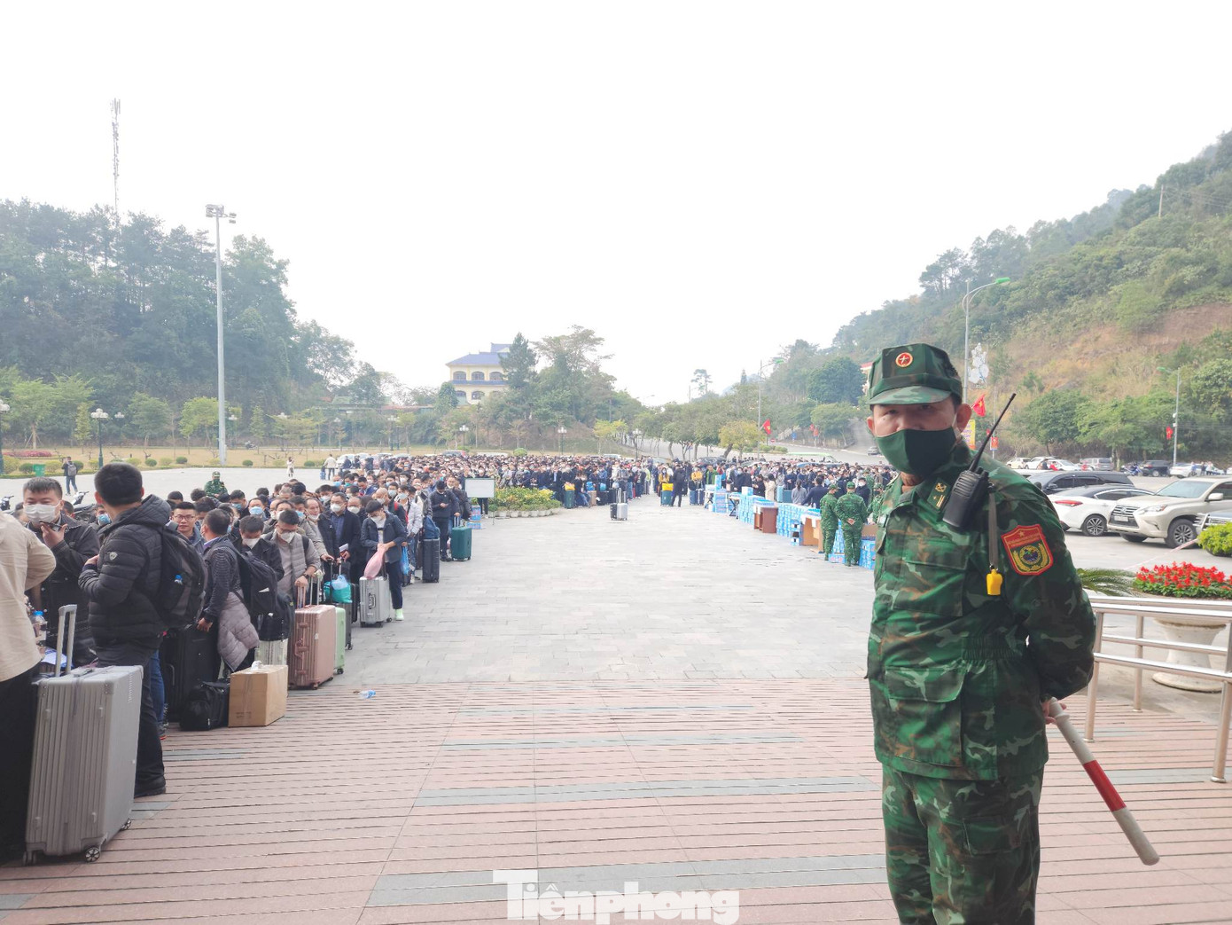 Dòng người xếp hàng trật tự dưới sự hướng dẫn của lực lượng biên phòng.