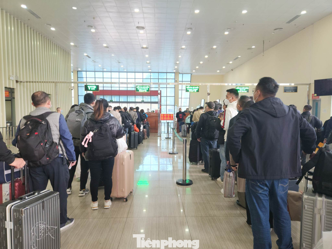 Dòng người làm thủ tục xuất cảnh tại cửa khẩu quốc tế Hữu Nghị.