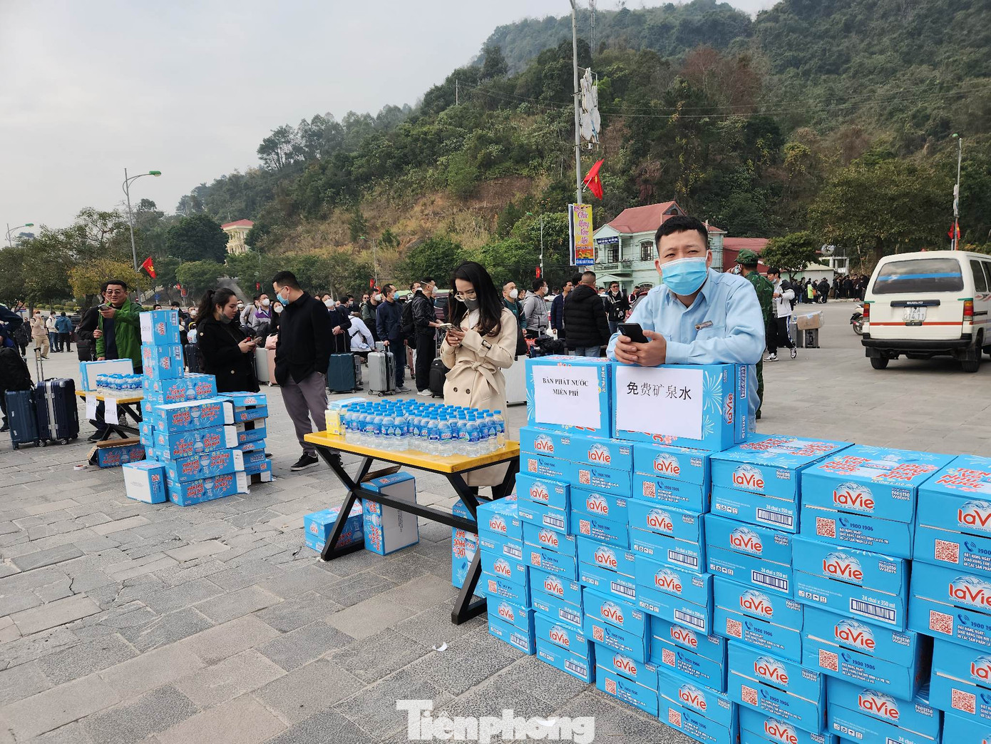 Cán bộ Trung tâm Quản lý cửa khẩu tổ chức phát nước miễn phí.