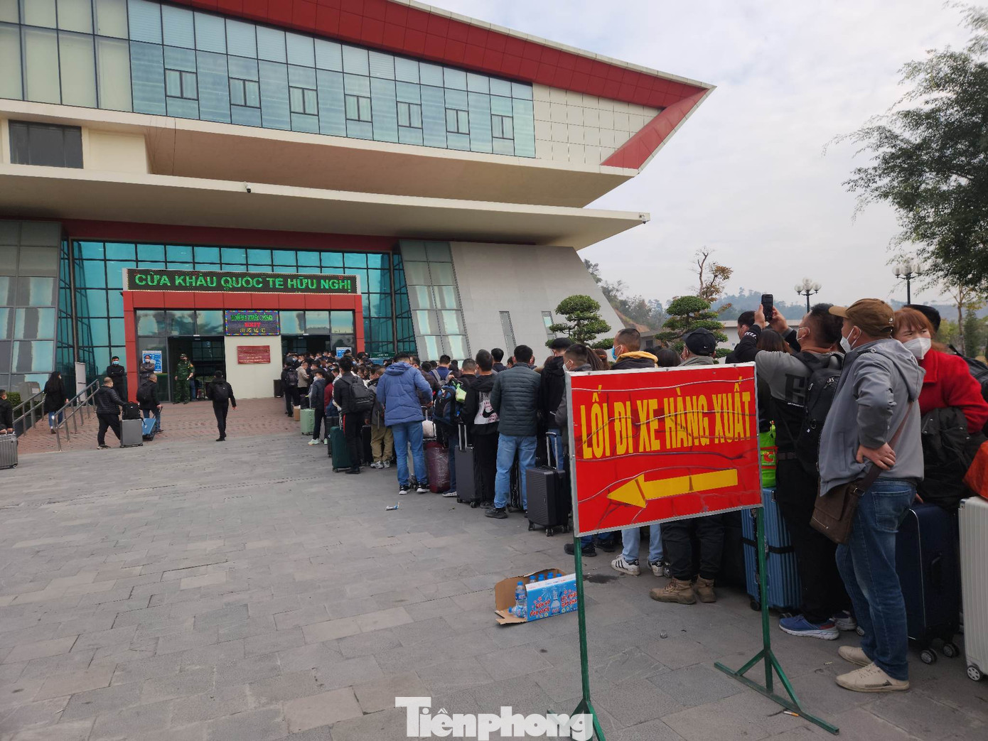 Lượng người đến làm thủ tục, xếp hàng dài ở cửa khẩu quốc tế Hữu Nghị.