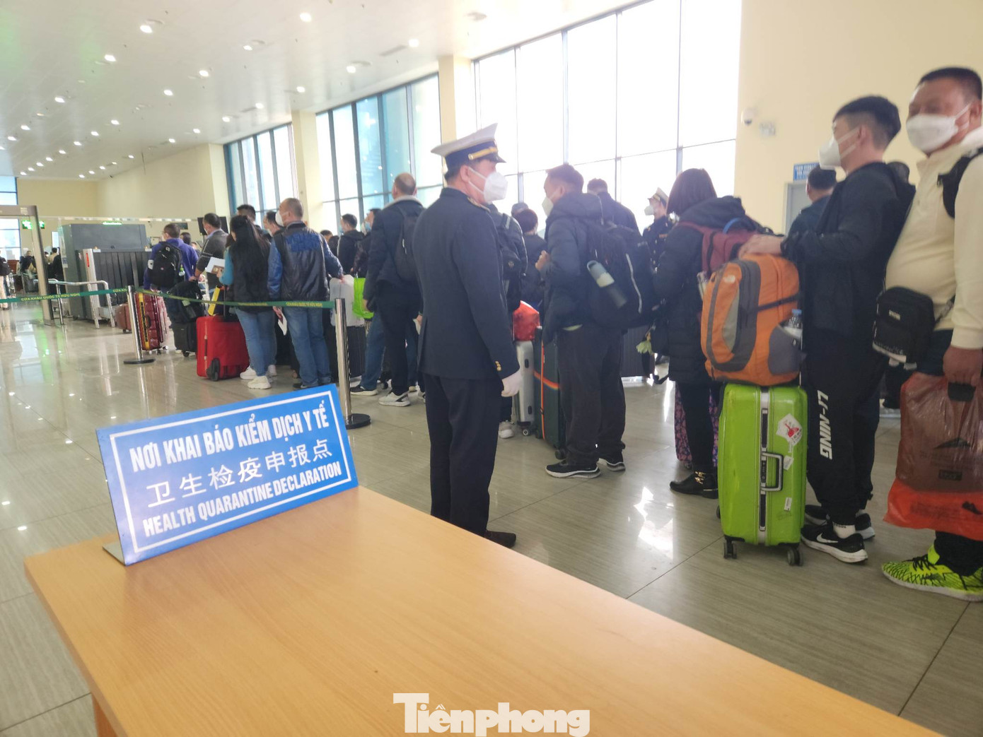 Cán bộ kiểm dịch y tế tăng cường làm nhiệm vụ hướng dẫn, nhắc nhở người xuất cảnh phòng tránh dịch COVID-19.