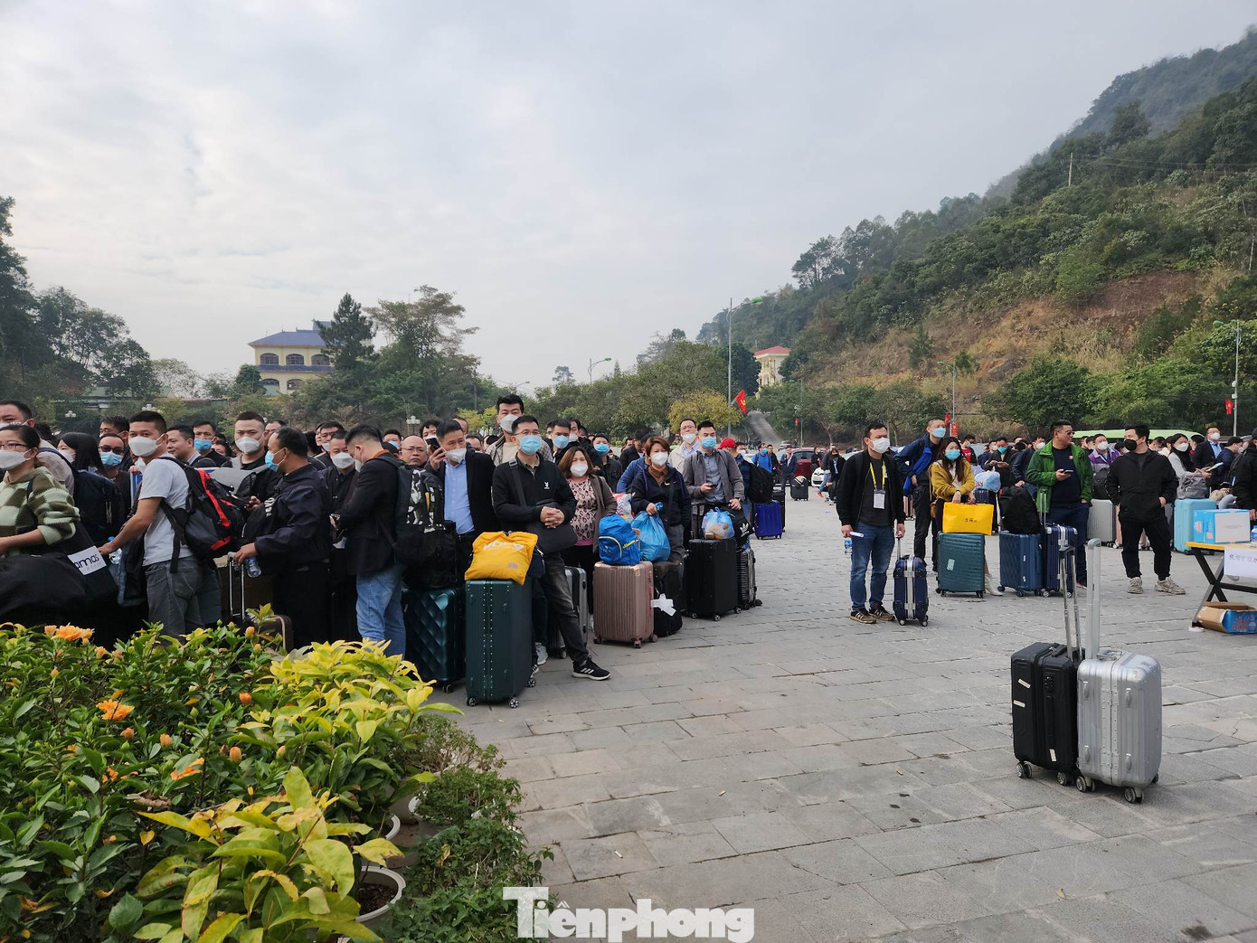 Nhiều người chờ tới lượt làm thủ tục.