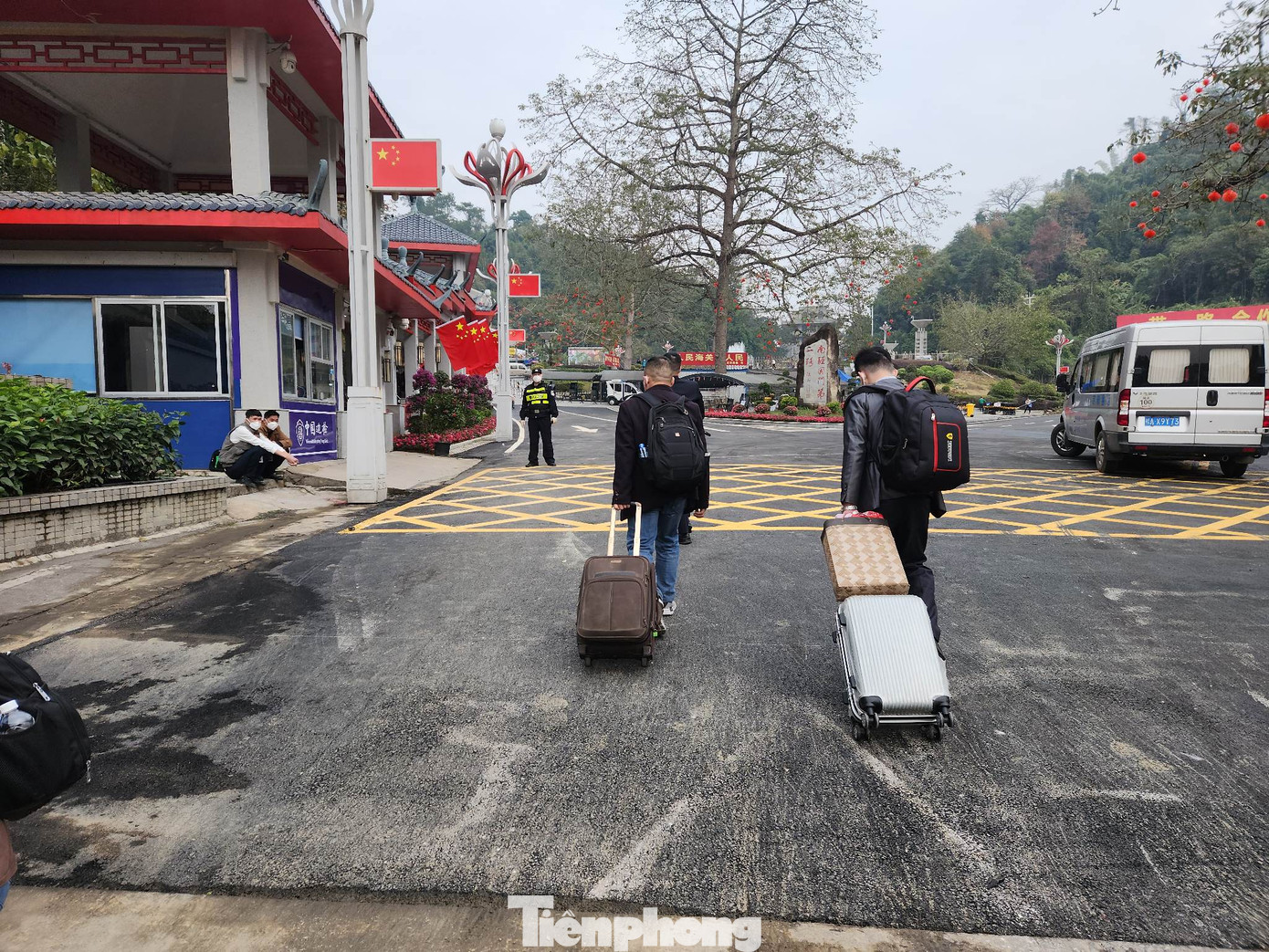 Khách Trung Quốc trở về nước trước thềm năm mới.