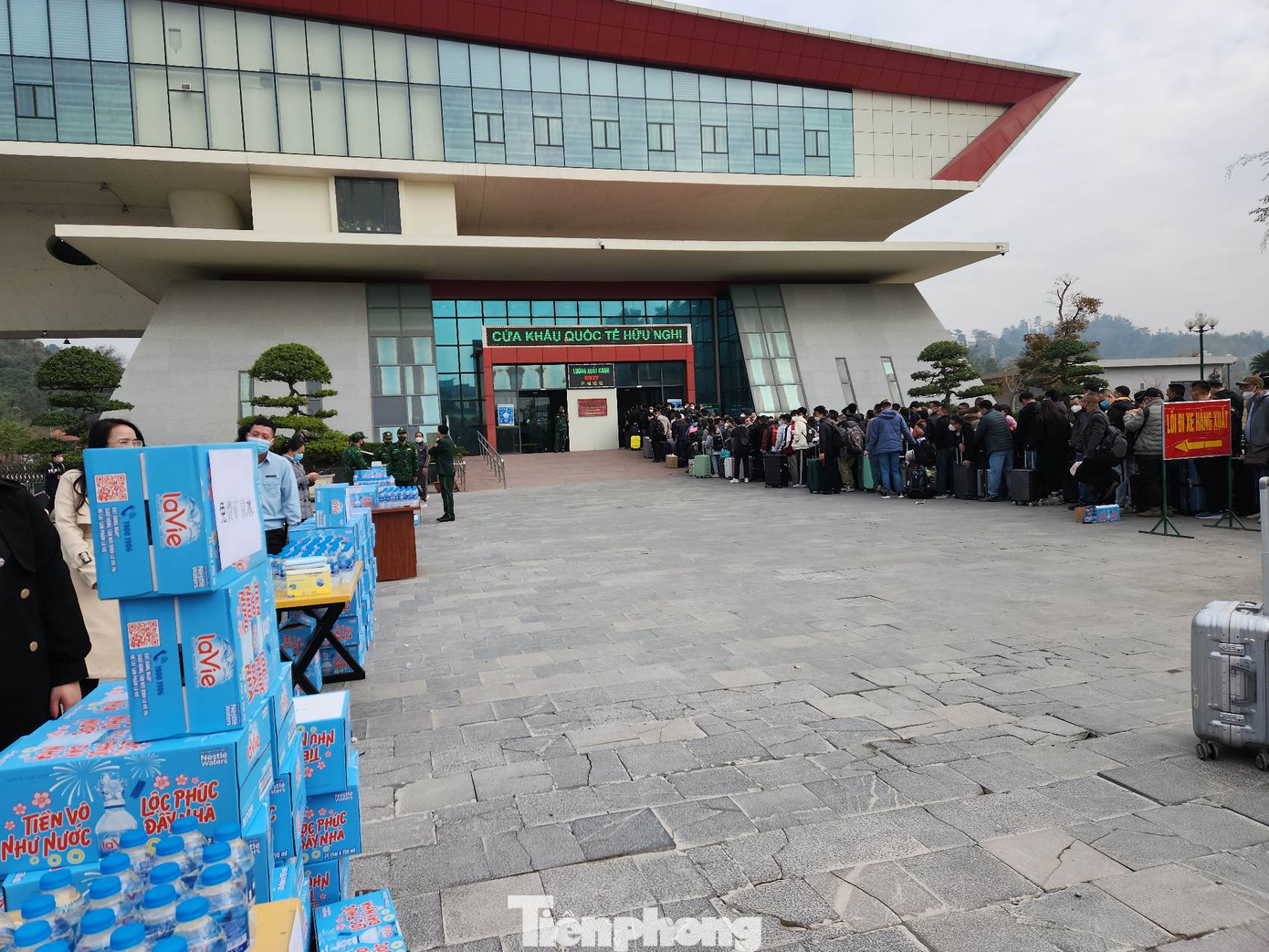 Các ngành chức năng tổ chức đón tiếp, giúp đỡ tạo điều kiện cho người xuất cảnh thuận lợi.