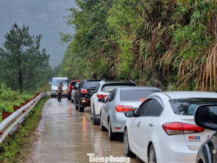 Đoàn xe ô tô nối đuôi nhau ngược núi lên đỉnh Mẫu Sơn. Ảnh: VTC Đoàn xe ô tô nối đuôi nhau ngược núi lên đỉnh Mẫu Sơn. Ảnh: VTC