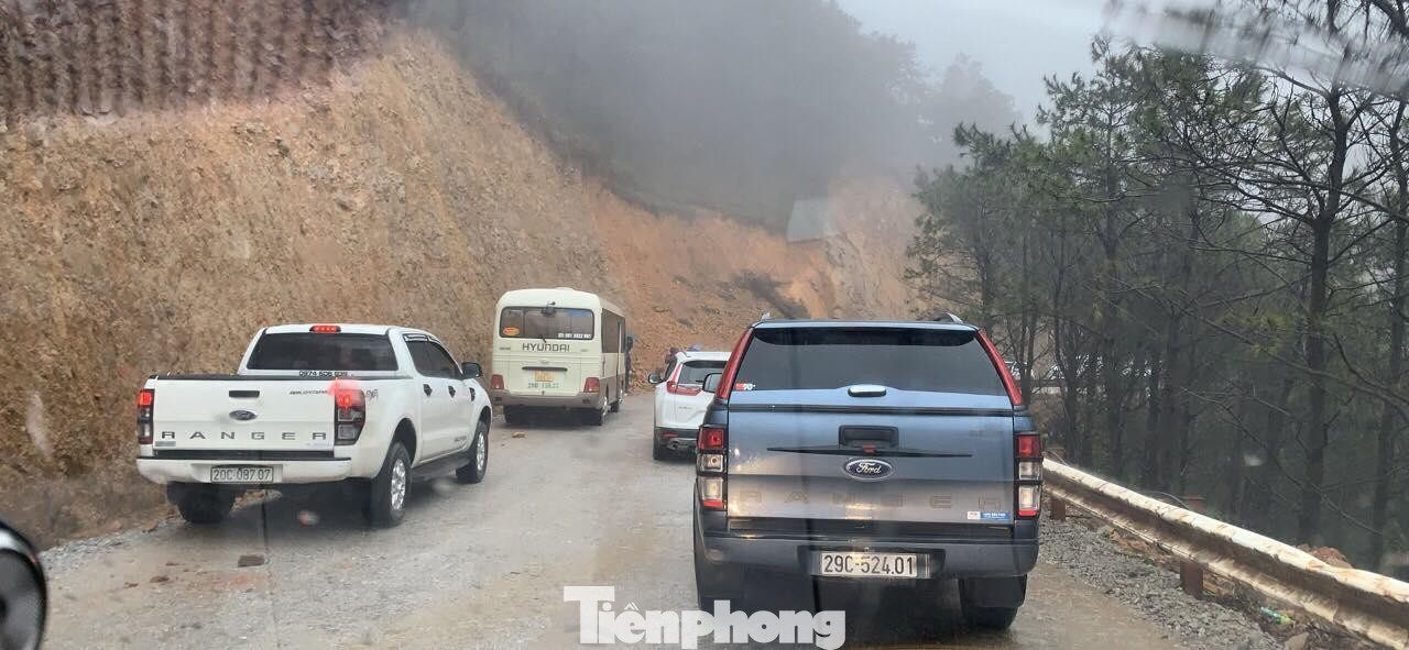 Theo ghi nhận của phóng viên Tiền Phong, sau khi biết tin đỉnh Mẫu Sơn (thuộc xã Mẫu Sơn, huyện Lộc Bình, Lạng Sơn) xuất hiện băng tuyết, rất đông du khách muốn đến tận nơi để một lần được chứng kiến. Hàng nghìn người và hàng trăm phương tiện ùn ùn kéo đến cùng với việc một số điểm đang bị sạt lở đất nên con đường dẫn lên đỉnh Mẫu Sơn đã xảy ra ùn tắc cục bộ. Ảnh: Vy Bảo Anh Theo ghi nhận của phóng viên Tiền Phong, sau khi biết tin đỉnh Mẫu Sơn (thuộc xã Mẫu Sơn, huyện Lộc Bình, Lạng Sơn) xuất hiện băng tuyết, rất đông du khách muốn đến tận nơi để một lần được chứng kiến. Hàng nghìn người và hàng trăm phương tiện ùn ùn kéo đến cùng với việc một số điểm đang bị sạt lở đất nên con đường dẫn lên đỉnh Mẫu Sơn đã xảy ra ùn tắc cục bộ. Ảnh: Vy Bảo Anh