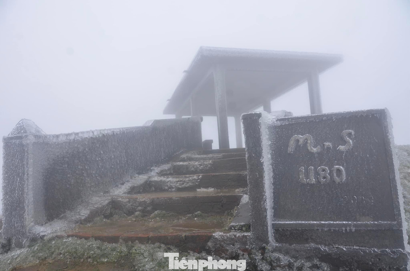 Các ngành chức năng địa phương đã và đang triển khai công tác đảm bảo an ninh trật tự, khắc phục những điểm sạt lở, điều tiết giao thông và tuyên truyền, nhắc nhở du khách thực hiện nghiêm các biện pháp phòng dịch COVID-19. Ảnh: L. Huy Các ngành chức năng địa phương đã và đang triển khai công tác đảm bảo an ninh trật tự, khắc phục những điểm sạt lở, điều tiết giao thông và tuyên truyền, nhắc nhở du khách thực hiện nghiêm các biện pháp phòng dịch COVID-19. Ảnh: L. Huy