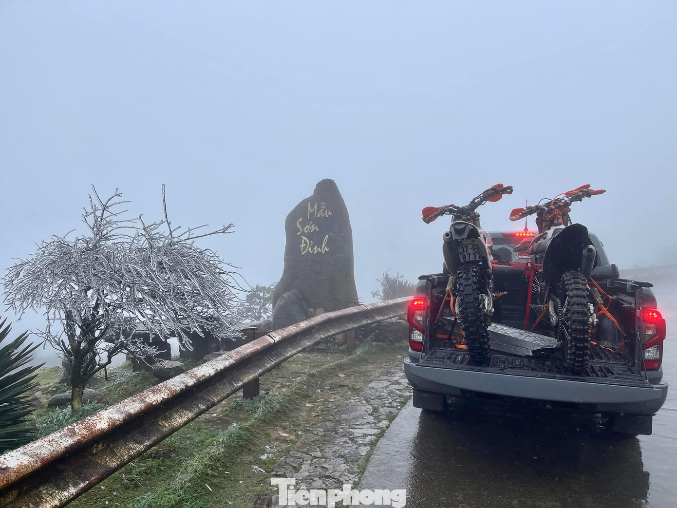 Nhiều khách ở xứ Lạng đi xe ô tô ngược núi lên Mẫu Sơn từ tối hôm qua để chờ đón băng tuyết. Trong khi đó, một số người lại gửi xe mô tô lên ô tô để lên núi cho thuận tiện. Ảnh: L. Huy Nhiều khách ở xứ Lạng đi xe ô tô ngược núi lên Mẫu Sơn từ tối hôm qua để chờ đón băng tuyết. Trong khi đó, một số người lại gửi xe mô tô lên ô tô để lên núi cho thuận tiện. Ảnh: L. Huy