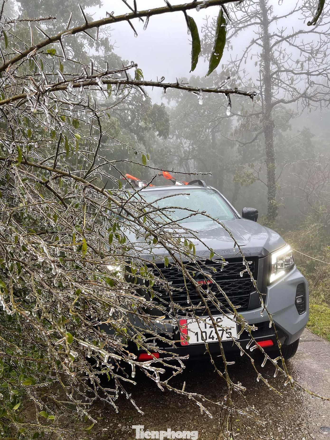 Hiện có một số nơi bị sạt lở đất ven con đường dẫn lên đỉnh Mẫu Sơn như Km số 3, 8, 11, 12, đã xảy ra tình trạng tắc đường cục bộ vào khoảng 12 giờ trưa nay. Ảnh: L. Huy Hiện có một số nơi bị sạt lở đất ven con đường dẫn lên đỉnh Mẫu Sơn như Km số 3, 8, 11, 12, đã xảy ra tình trạng tắc đường cục bộ vào khoảng 12 giờ trưa nay. Ảnh: L. Huy