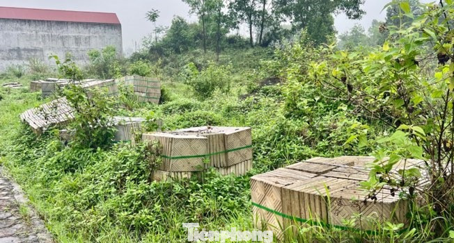 Dự án đầu tư xây dựng tuyến đường Thắng Lợi kéo dài, vật liệu chỏng trơ bên đường.