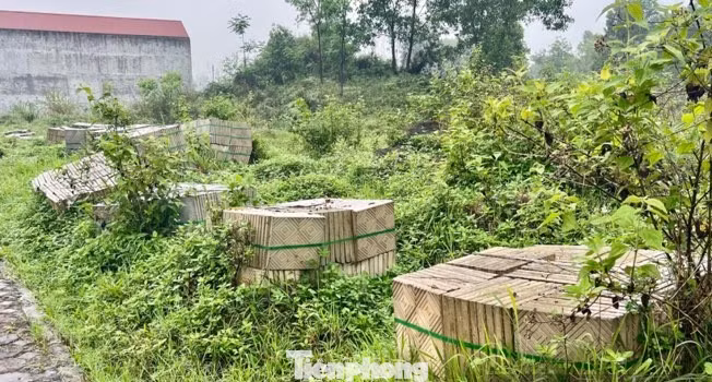 Dự án đầu tư xây dựng tuyến đường Thắng Lợi kéo dài, vật liệu chỏng trơ bên đường.