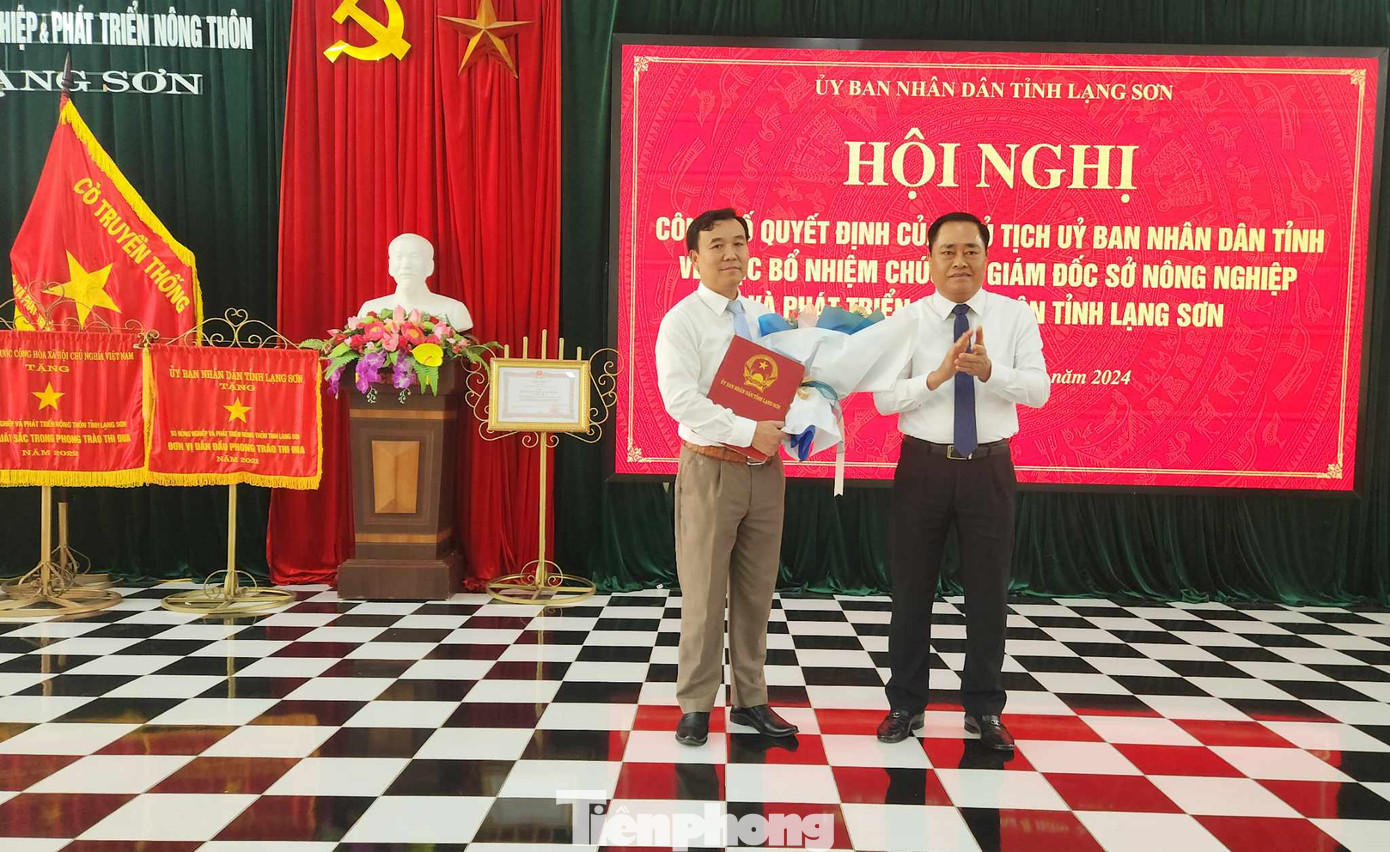 Ông Nguyễn Hữu Chiến (bìa trái) nhận quyết định, hoa chúc mừng của lãnh đạo tỉnh Lạng Sơn. Ảnh: Duy Chiến.