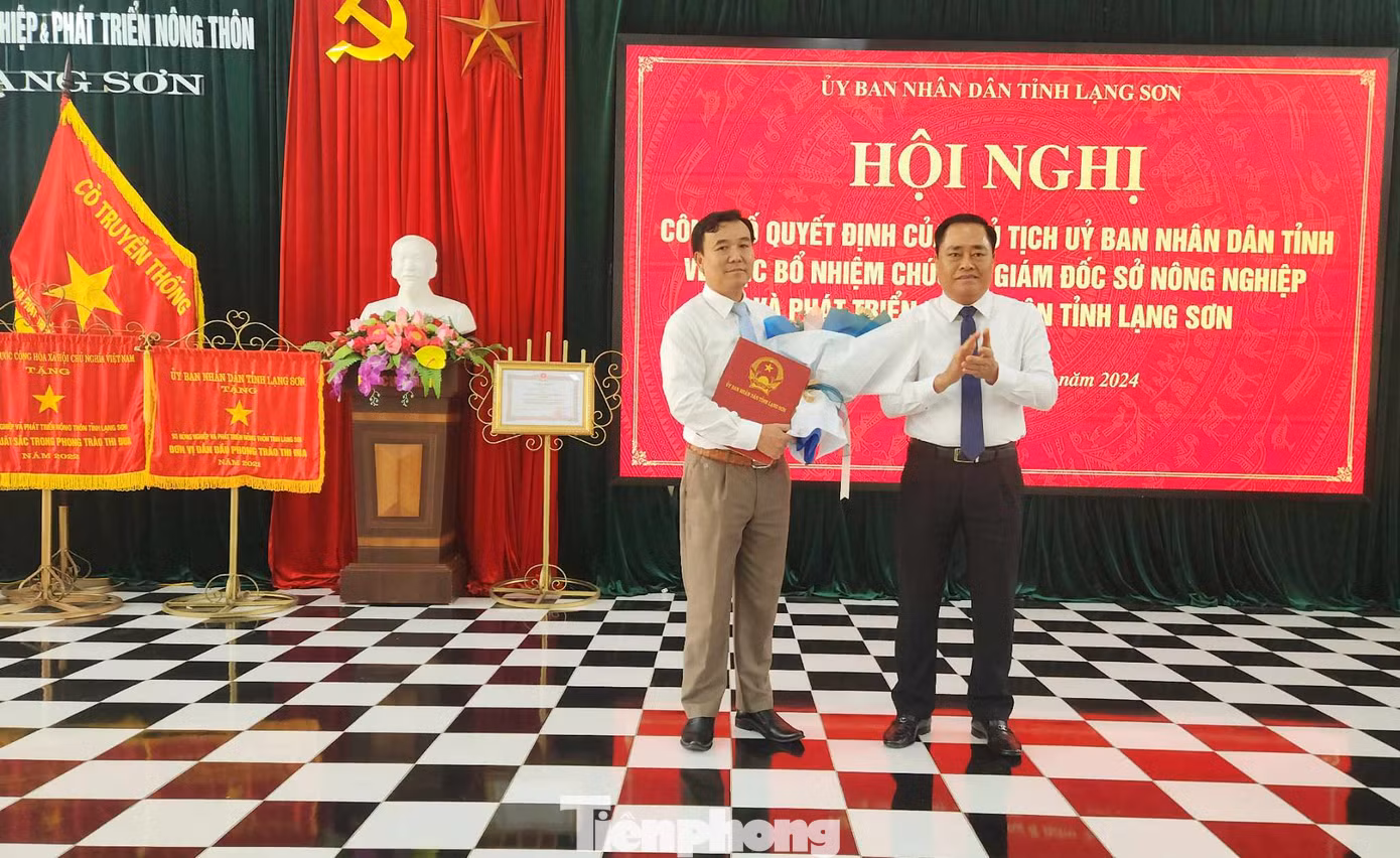 Ông Nguyễn Hữu Chiến (bìa trái) nhận quyết định, hoa chúc mừng của lãnh đạo tỉnh Lạng Sơn. Ảnh: Duy Chiến. Ông Nguyễn Hữu Chiến (bìa trái) nhận quyết định, hoa chúc mừng của lãnh đạo tỉnh Lạng Sơn. Ảnh: Duy Chiến.