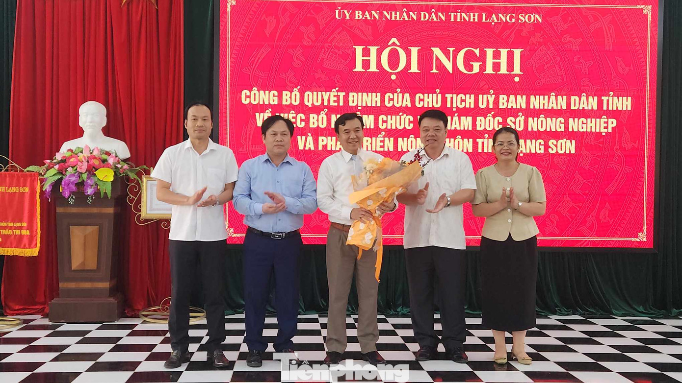 Tập thể lãnh đạo Sở NN &amp;PTNT tặng hoa chúc mừng. Ảnh: Duy Chiến.