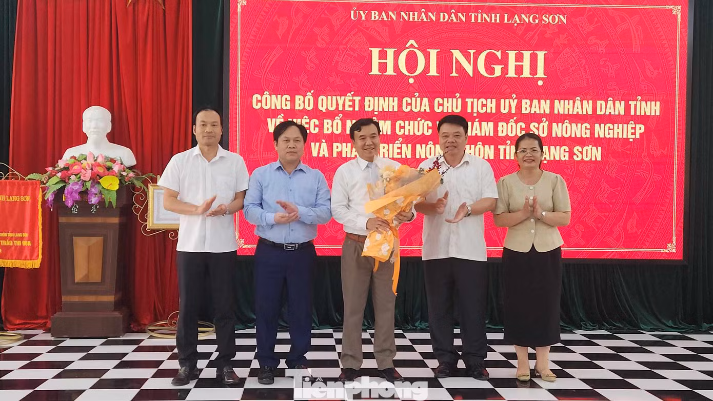 Tập thể lãnh đạo Sở NN &PTNT tặng hoa chúc mừng. Ảnh: Duy Chiến. Tập thể lãnh đạo Sở NN &PTNT tặng hoa chúc mừng. Ảnh: Duy Chiến.
