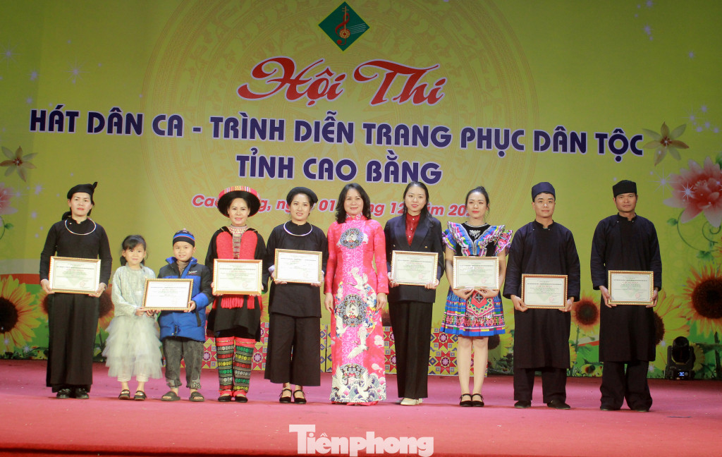 Trao giải trang phục và giải chuyên đề .Ảnh: Thủy Tiên Trao giải trang phục và giải chuyên đề .Ảnh: Thủy Tiên