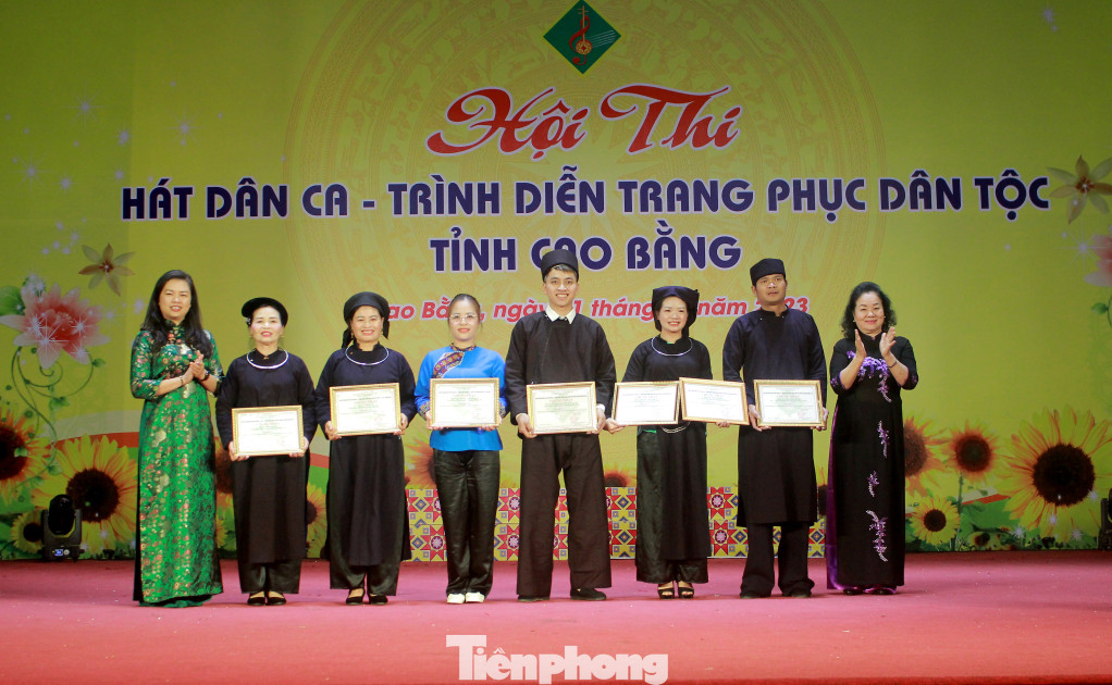 Trao giải A tập thể cho các tiết mục tham gia hội diễn .Ảnh: Thủy Tiên Trao giải A tập thể cho các tiết mục tham gia hội diễn .Ảnh: Thủy Tiên