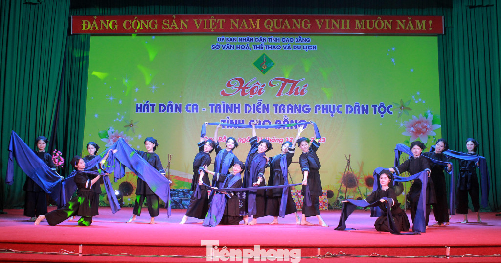 Tiết mục "Sắc chàm" của huyện Quảng Hòa rất ấn tượng .Ảnh: Thủy Tiên Tiết mục "Sắc chàm" của huyện Quảng Hòa rất ấn tượng .Ảnh: Thủy Tiên