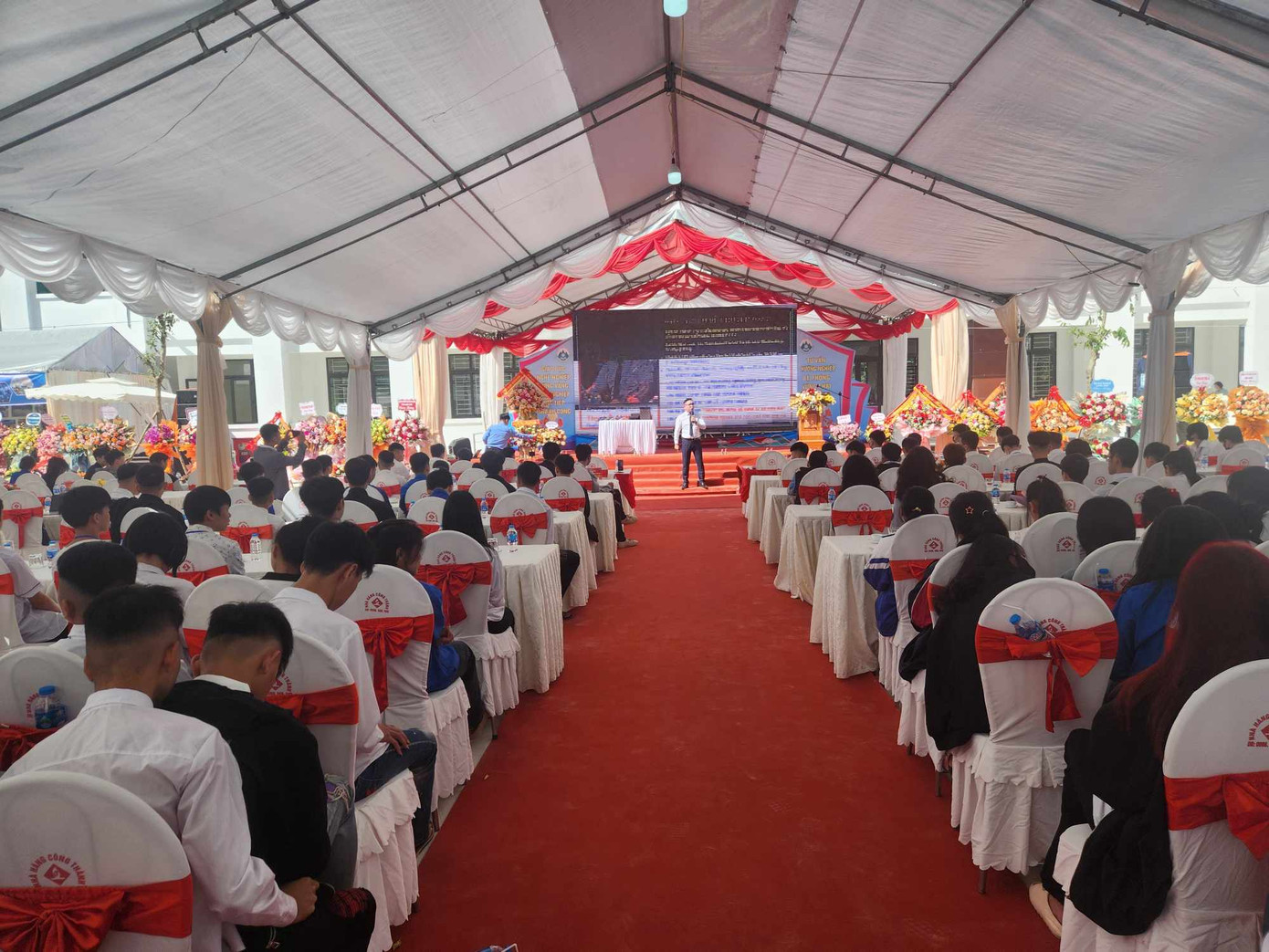 Đông đảo đoàn viên, thanh niên xứ Lạng tham gia tư vấn, giới thiệu việc làm.