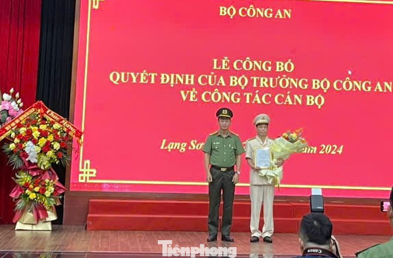 Thừa ủy quyền của Bộ trưởng Công an, Giám đốc Công an tỉnh Lạng Sơn trao quyết định, tặng hoa chúc mừng Thượng tá Lê Đăng Khoa (bìa phải). (Ảnh: Duy Chiến) Thừa ủy quyền của Bộ trưởng Công an, Giám đốc Công an tỉnh Lạng Sơn trao quyết định, tặng hoa chúc mừng Thượng tá Lê Đăng Khoa (bìa phải). (Ảnh: Duy Chiến)