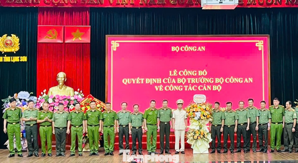 Thượng tá Lê Đăng Khoa (quân phục trắng) nhận hoa chúc mừng của cán bộ, chiến sỹ Công an tỉnh Lạng Sơn. (Ảnh: Duy Chiến) Thượng tá Lê Đăng Khoa (quân phục trắng) nhận hoa chúc mừng của cán bộ, chiến sỹ Công an tỉnh Lạng Sơn. (Ảnh: Duy Chiến)