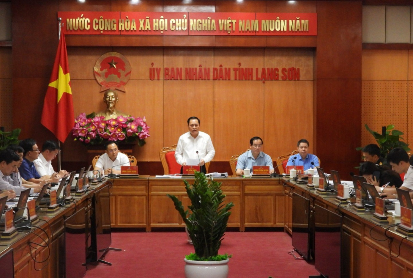 Chủ tịch UBND tỉnh Lạng Sơn Hồ Tiến Thiệu (đứng, giữa) đề nghị các huyện trên địa bàn cân nhắc, xem xét, điều chỉnh tên mới sau sáp nhập, được người dân đồng thuận. Chủ tịch UBND tỉnh Lạng Sơn Hồ Tiến Thiệu (đứng, giữa) đề nghị các huyện trên địa bàn cân nhắc, xem xét, điều chỉnh tên mới sau sáp nhập, được người dân đồng thuận.