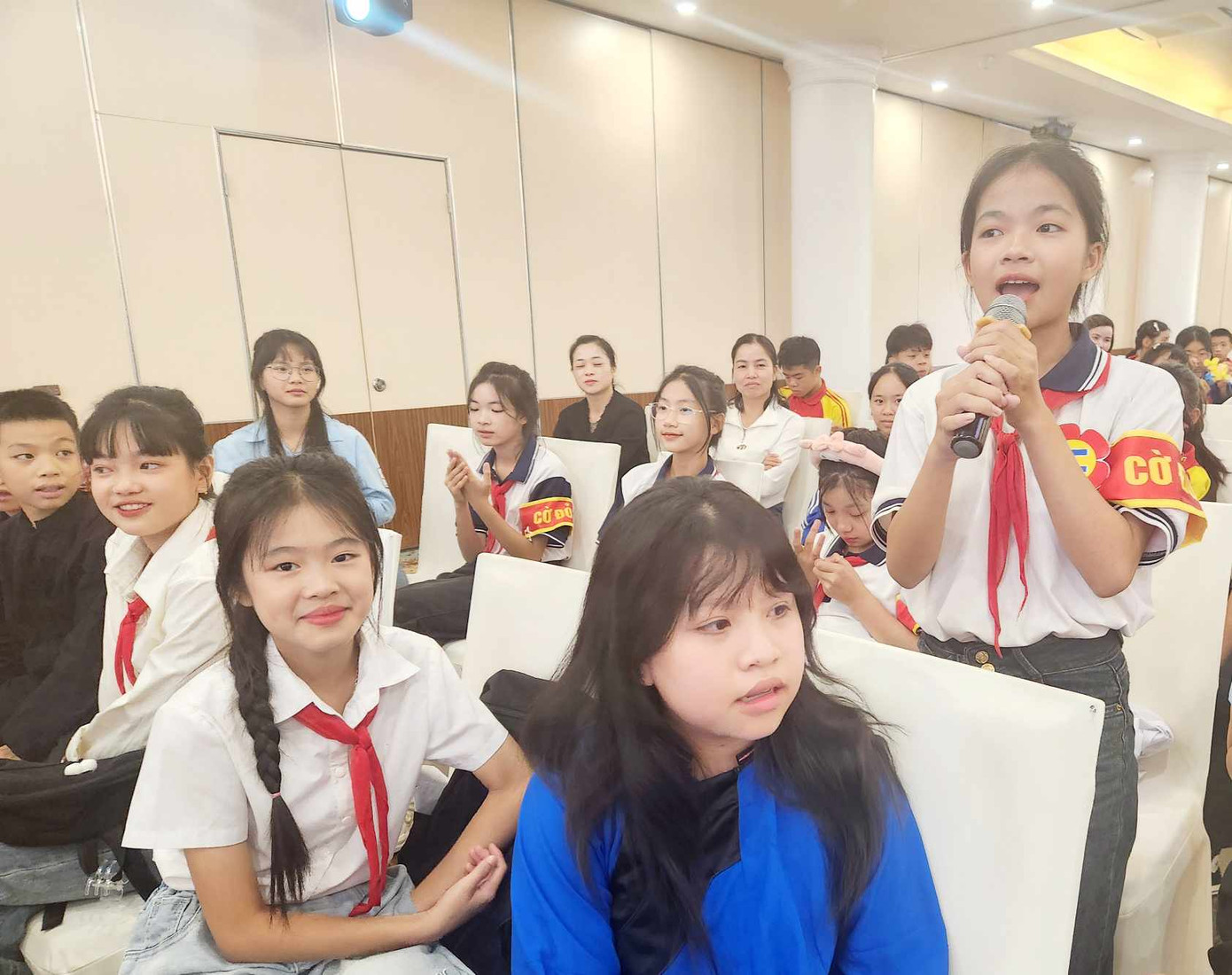 Các em Đội viên tham gia cuộc thi tìm hiểu kiến thức về pháp luật. Ảnh: Duy Chiến