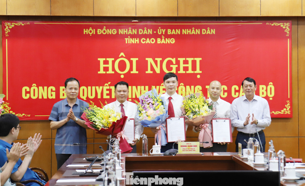 Lãnh đạo tỉnh Cao Bằng tặng hoa chúc mừng 3 đồng chí vừa được điều động, bổ nhiệm .Ảnh: V.T Lãnh đạo tỉnh Cao Bằng tặng hoa chúc mừng 3 đồng chí vừa được điều động, bổ nhiệm .Ảnh: V.T