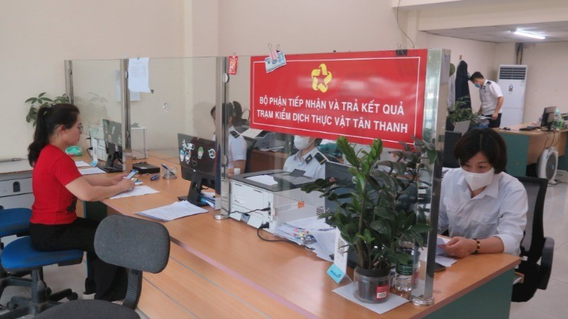 Lực lượng chức năng ở cửa khẩu Tân Thanh tăng cường công tác cải cách hành chính cho việc xuất nhập khẩu hàng hóa.