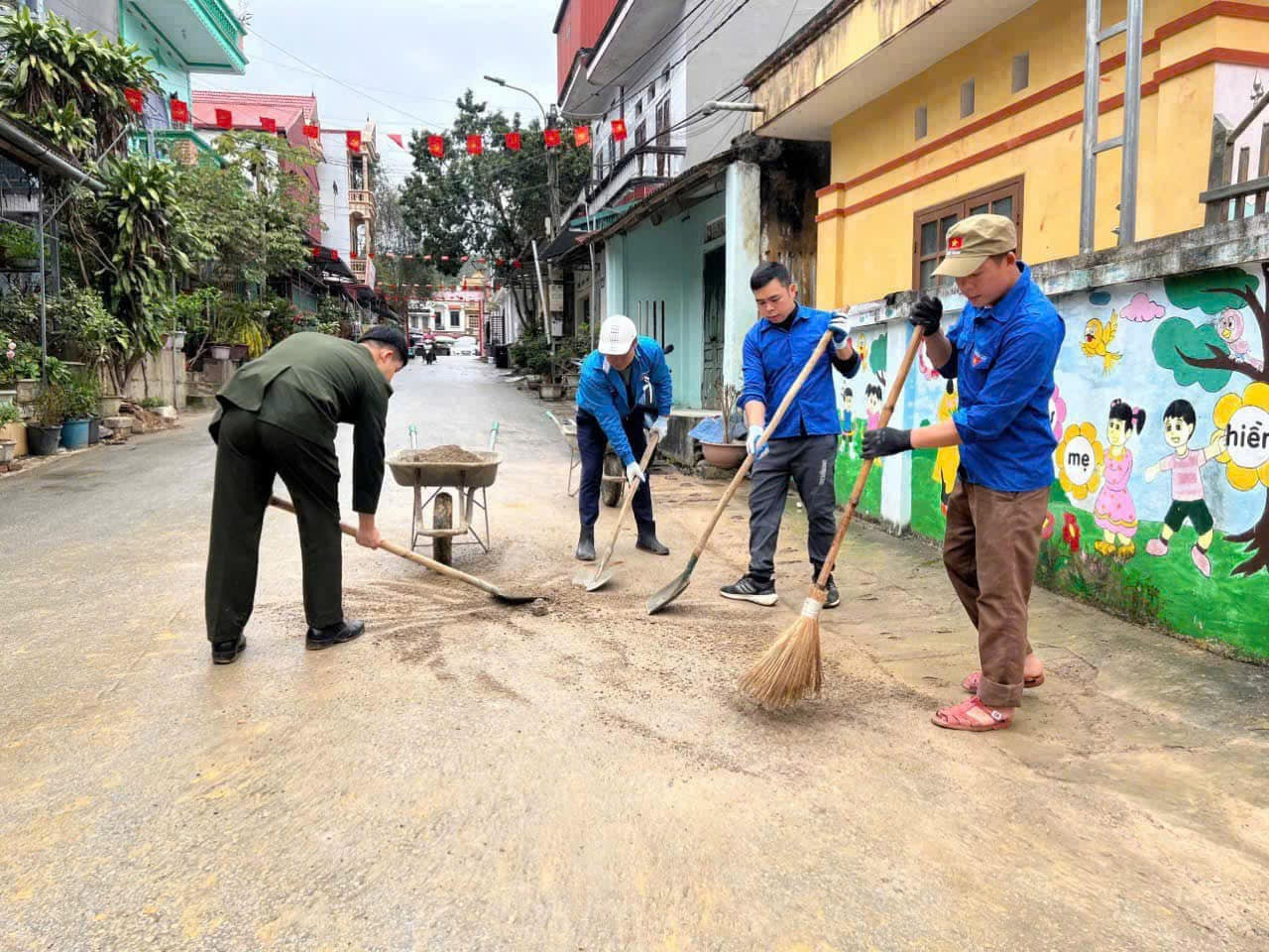 Anh Phương Văn Bích - Bí thư Thành đoàn, Chủ tịch Hội LHTN thành phố Lạng Sơn cho biết: Hội LHTN thành phố có có 20 cơ sở hội trực thuộc với tổng số gần 5.700 hội viên. Từ năm 2019 đến nay, thanh niên tham gia phong trào “Tuổi trẻ thành phố Lạng Sơn chung tay xây dựng nông thôn mới, đô thị văn minh”; tập trung vận động, huy động, xã hội hóa các nguồn lực để tổ chức các hoạt động xây dựng đô thị văn minh trên địa bàn.