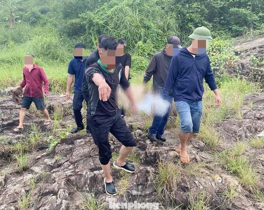 Sau hai ngày tìm kiếm, sáng 14/5 đã tìm thấy thi thể em L. Sau hai ngày tìm kiếm, sáng 14/5 đã tìm thấy thi thể em L.