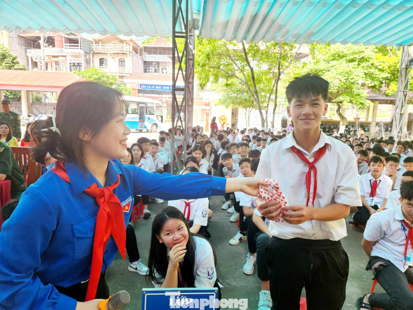 Các em Đội viên hào hứng tham gia giao lưu và trả lời các câu hỏi trắc nghiệm về Đội. Các em trả lời đúng câu hỏi được nhận phần thưởng của Ban tổ chức. Ảnh: Duy Chiến Các em Đội viên hào hứng tham gia giao lưu và trả lời các câu hỏi trắc nghiệm về Đội. Các em trả lời đúng câu hỏi được nhận phần thưởng của Ban tổ chức. Ảnh: Duy Chiến