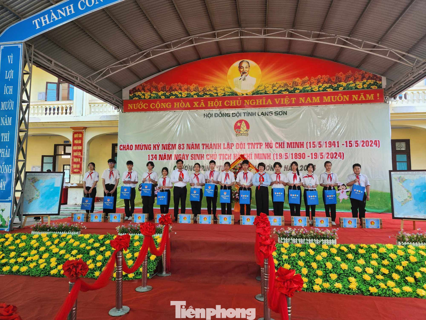 Hội đồng Đội tỉnh và lãnh đạo địa phương tặng quà cho 15 em học sinh có thành tích xuất sắc. Hội đồng Đội tỉnh và lãnh đạo địa phương tặng quà cho 15 em học sinh có thành tích xuất sắc.