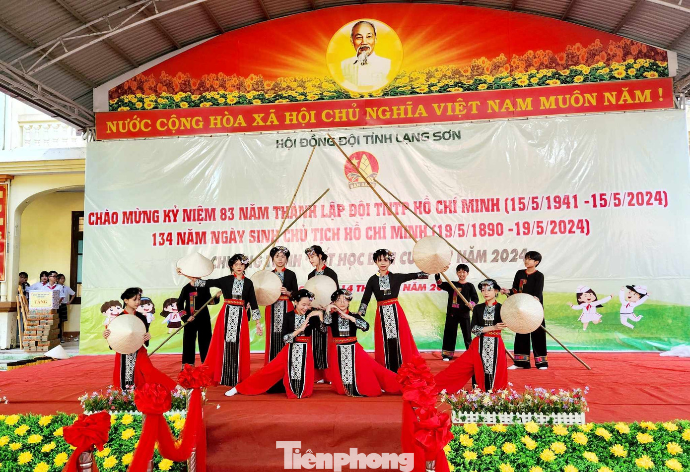 Vui ca mừng Đội 83 mùa hoa. Vui ca mừng Đội 83 mùa hoa.