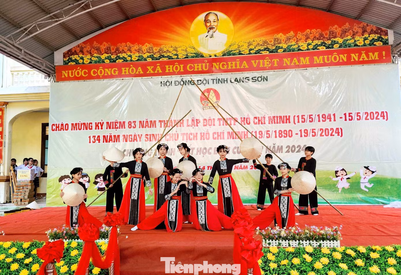 Vui ca mừng Đội 83 mùa hoa. Vui ca mừng Đội 83 mùa hoa.
