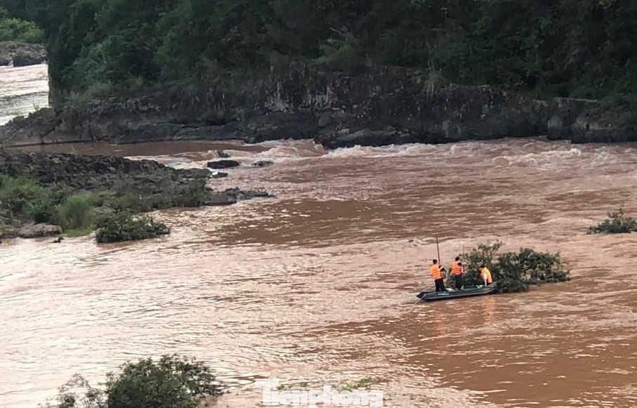 Lực lượng chức năng tổ chức người, phương tiện để tìm kiếm nạn nhân. Lực lượng chức năng tổ chức người, phương tiện để tìm kiếm nạn nhân.