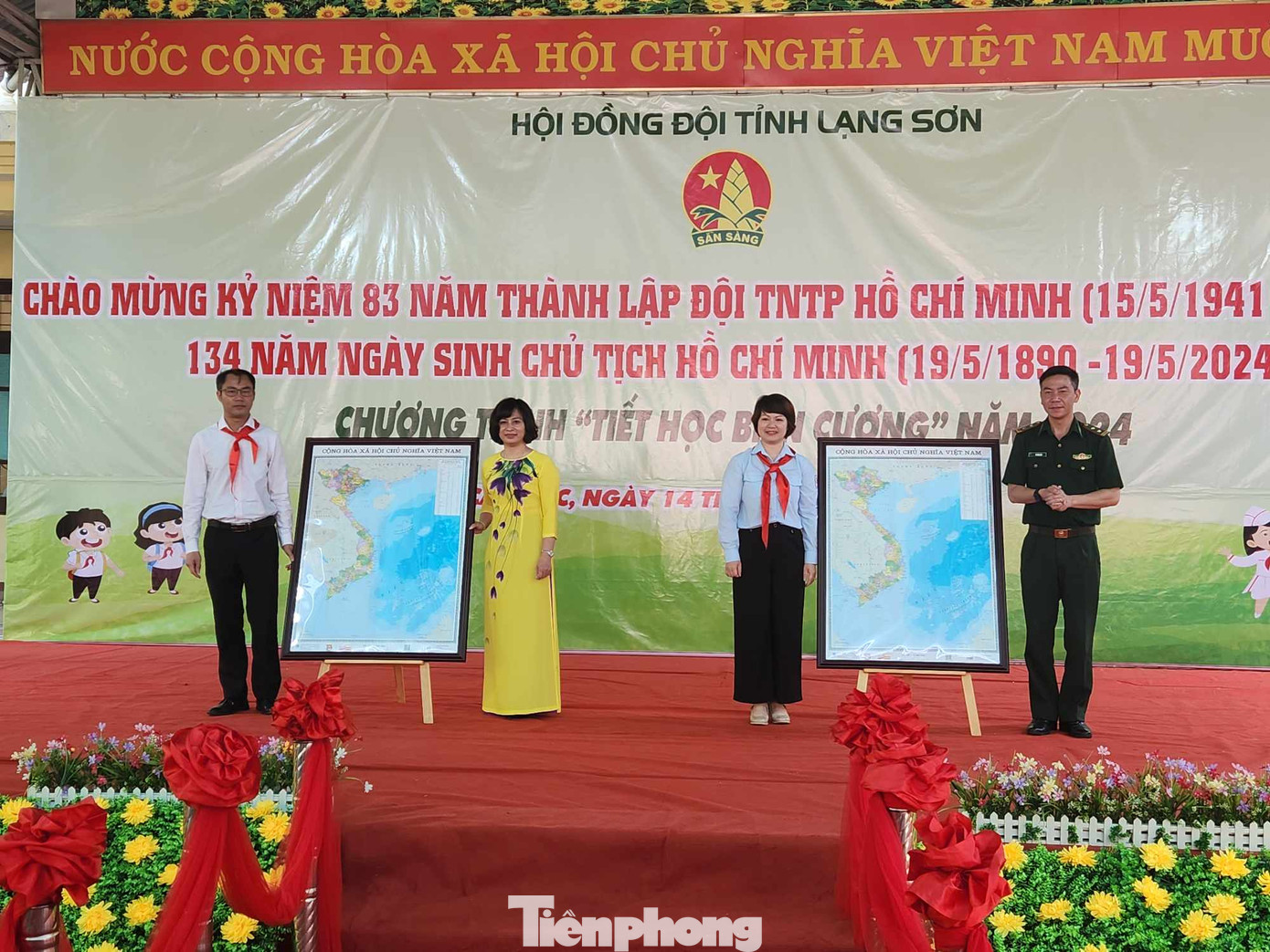 Hội đồng Đội tỉnh trao tặng Bản đồ Việt Nam cho Trường THCS Đồng Đăng và Đồn Biên phòng cửa khẩu quốc tế Hữu Nghị. Ảnh: Duy Chiến Hội đồng Đội tỉnh trao tặng Bản đồ Việt Nam cho Trường THCS Đồng Đăng và Đồn Biên phòng cửa khẩu quốc tế Hữu Nghị. Ảnh: Duy Chiến