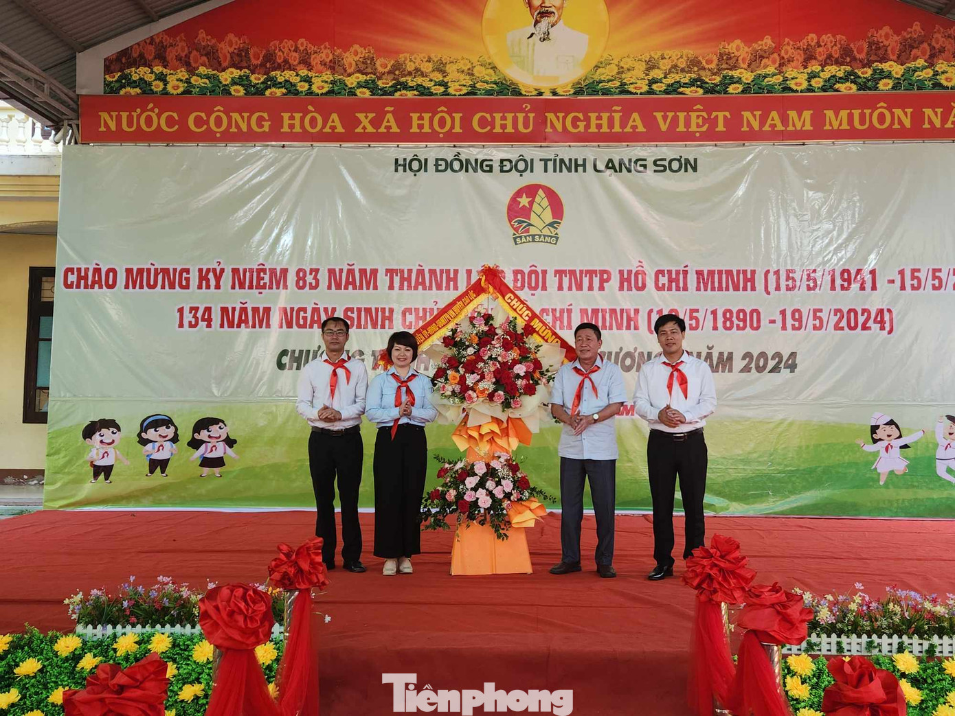 Lãnh đạo Huyện ủy- HĐND-UBND- Ủy ban MTTQ Việt Nam huyện Cao Lộc tặng lẵng hoa tươi thắm cho Hội đồng Đội tỉnh Lạng Sơn nhân kỷ niệm 83 năm mùa hoa của Đội. Lãnh đạo Huyện ủy- HĐND-UBND- Ủy ban MTTQ Việt Nam huyện Cao Lộc tặng lẵng hoa tươi thắm cho Hội đồng Đội tỉnh Lạng Sơn nhân kỷ niệm 83 năm mùa hoa của Đội.