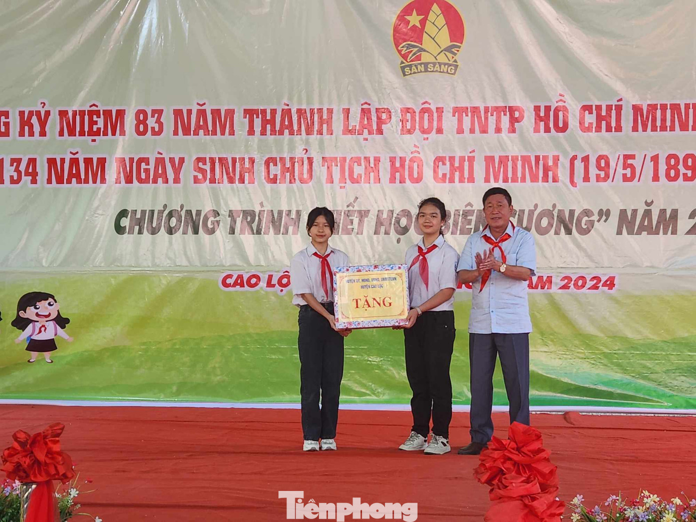 Các em Đội viên nhận quà của lãnh đạo huyện Cao Lộc. Ảnh: Duy Chiến Hội đồng Đội tỉnh và lãnh đạo địa phương tặng quà cho 15 em học sinh có thành tích xuất sắc. Các em Đội viên nhận quà của lãnh đạo huyện Cao Lộc. Ảnh: Duy Chiến Hội đồng Đội tỉnh và lãnh đạo địa phương tặng quà cho 15 em học sinh có thành tích xuất sắc.